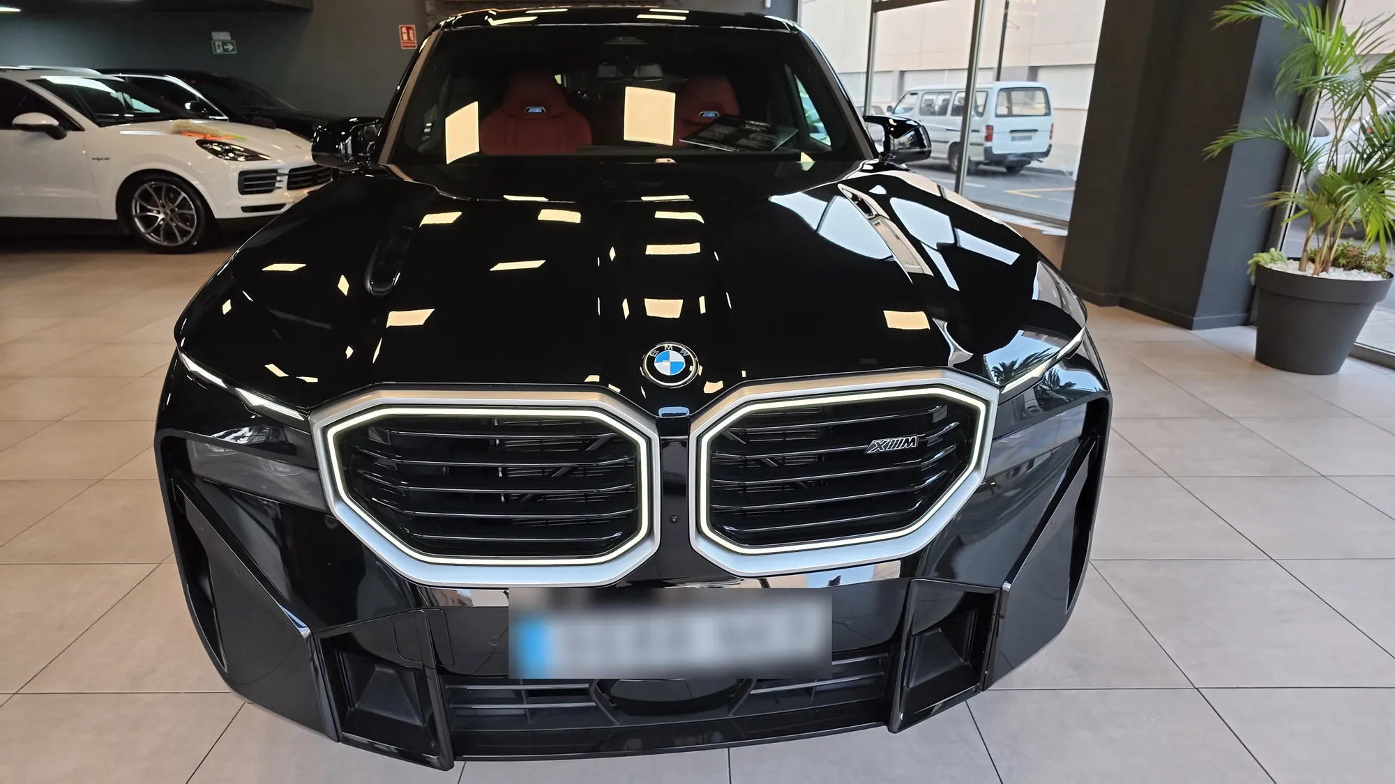 BMW XM 50e, vista frontal
